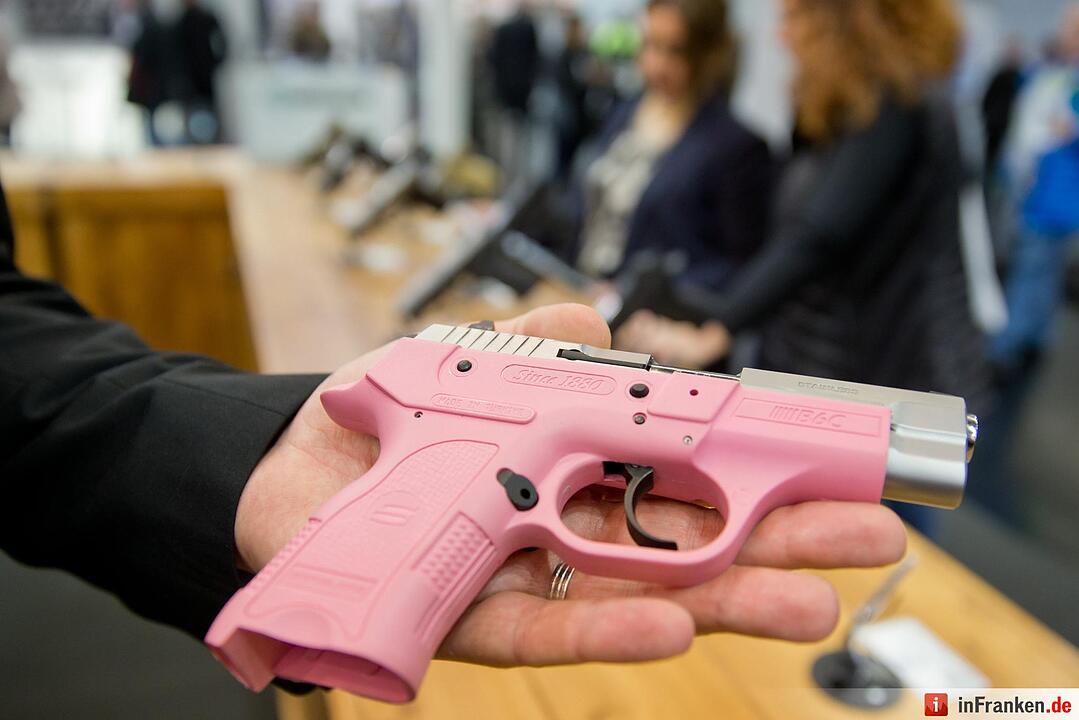 Eine Handfeuerwaffe (B6C) in rosa des türkischen Herstellers Sarsilmaz ist am 04.03.2016 während der Jagd- und Sportwaffenmesse IWA OutdoorClassics in Nürnberg (Bayern) zu sehen. Auf der IWA präsentieren bis 7. März mehr als 1400 Aussteller Jagd- und Sportwaffen, Munition, Messer, Outdoor-Bedarf und Zubehör. Foto: Daniel Karmann/dpa