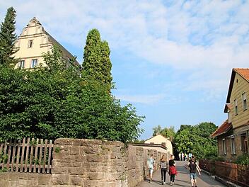 Auch wenn der Altstadtweg aufgebaggert wird, ein Fußweg bleibt für die Schüler erhalten. Foto: Heike Beudert