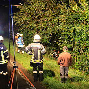 Auto landet bei Roßstadt im Unterholz