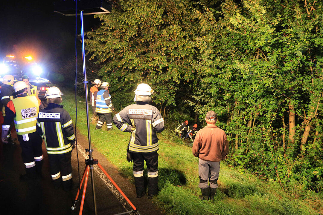 Auto landet bei Roßstadt im Unterholz