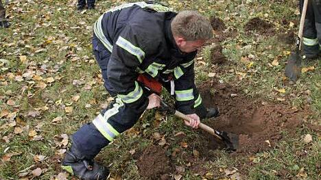 Die Freiwillige Feuerwehr hob das Sprengloch aus.  Fotos: Michael Busch