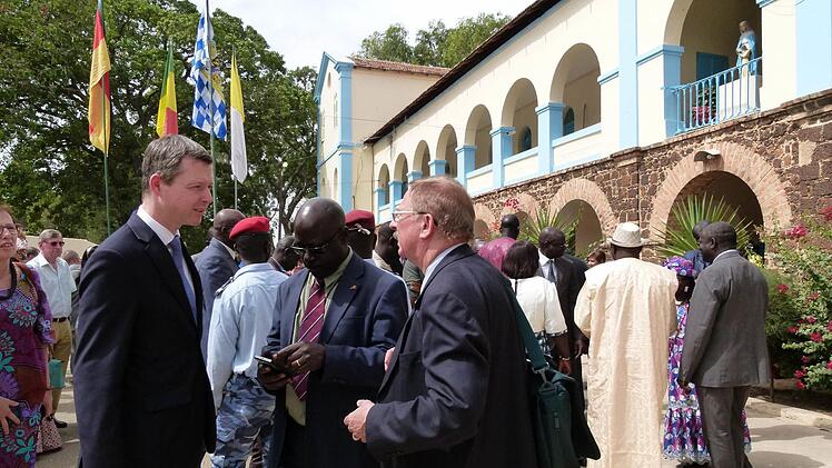 Thomas Silberhorn (links) war zu den Jubiläumsfeierlichkeiten nach Thiès gekommen.