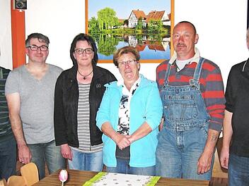 Der neue Vorstand des Pfeifenclubs Marktzeuln mit dem neuen Vorsitzenden Anton Fischer, Kassenpr&uuml;fer Bernd Kohles, Zweiter Vorsitzenden Petra Kolb, Kassier und Schriftf&uuml;hrerin Rosemarie Kolb, dem scheidenden Vorstand Robert Kolb und dem Raucherk&ouml;nig 2017 Konrad Laux (v. li.) Foto: Heinz Marr