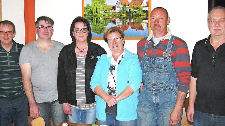 Der neue Vorstand des Pfeifenclubs Marktzeuln mit dem neuen Vorsitzenden Anton Fischer, Kassenpr&uuml;fer Bernd Kohles, Zweiter Vorsitzenden Petra Kolb, Kassier und Schriftf&uuml;hrerin Rosemarie Kolb, dem scheidenden Vorstand Robert Kolb und dem Raucherk&ouml;nig 2017 Konrad Laux (v. li.) Foto: Heinz Marr