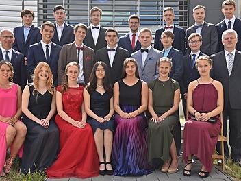 71 Abiturienten des Gymnasiums Ernestinum sind gestern in der Hochschule Coburg verschiedet worden, 20 Schüler haben eine Prämien erhalten. Foto: Gabi Arnold