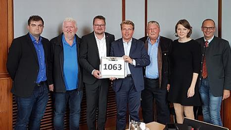 Sie brachten in Berlin den Stromtrassenprotest dem parlamentarischen Staatssekretär Thomas Bareiß (Mitte) vor und überreichten die Unterschriften (von links): Niklas Welscher, Egon Neder, Christian Zorn, Bürgermeister Christian Mrosek, MdB Emmi Zeulner und Landrat Christian Meißner. Foto: privat