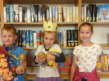 Wer hat die größte Kartoffel? Kartoffelkönigin wurde Lena (Mitte), gefolgt von Amelie (rechts) und Lukas. Foto: Barbara Seufert