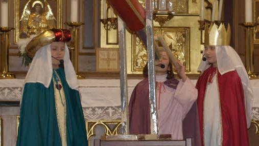 Die drei Weisen schauten sehnsüchtig in den Himmel und wartetetttn auf den Weihnachtsstern (von links): Lionie Piwonski, Michelle Betz und Chiara Müller.