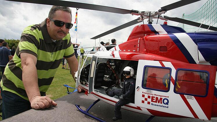 Herbert Raeumer (50) ist mit seiner Bel 412 aus Neuried angereist Acht Monate hat er an dem Heli gebaut.