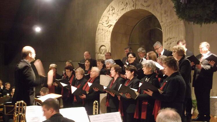 Der Katholische Kirchenchor unter der Leitung von Sascha Reinmann   Foto: Carina Kuhnlein