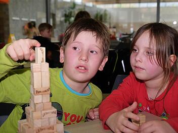 Auch Türme aus Holzklötzen gehören zum breit gefächerten Spieleangebot, das hatten Jannes und Lena entdeckt Foto: Gerd Schaar