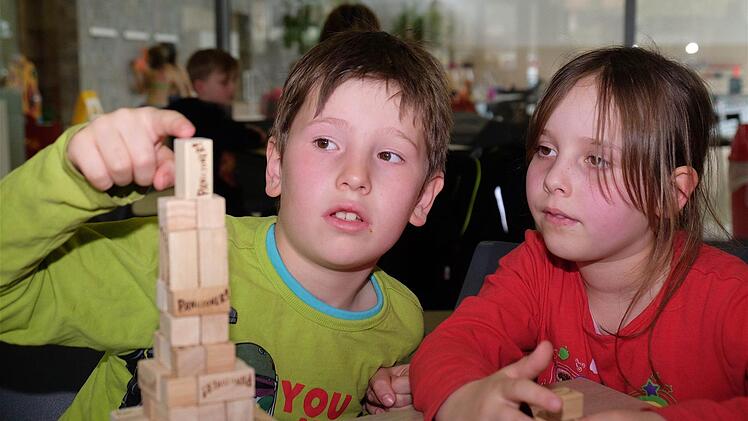 Auch Türme aus Holzklötzen gehören zum breit gefächerten Spieleangebot, das hatten Jannes und Lena entdeckt Foto: Gerd Schaar