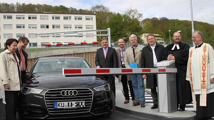 Probefahrt: Der Audi des Landrats testet die neue Parkhauseinfahrt - von links: Geschäftsführerin Brigitte Angermann, Roland Wolfrum, Landrat Klaus Peter Söllner, stellvertretender Landrat Jörg Kunstmann, MdL Ludwig von Lerchenfeld, OB Henry Schramm, Pfarrer Christian Schmidt und Dekan Hans Roppelt. Foto: StephanTiroch