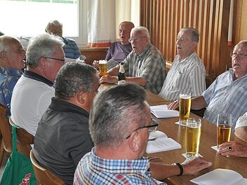 Und sie singen immer noch: An jedem ersten Mittwoch eines Monats treffen sich die wackeren Alt-Germanen des TSV Kirchehrenbach im Sportheim zum Musizieren und um vergangene Fußballerzeiten wieder aufleben zu lassen.  Fotos: Leo Hühnleinc