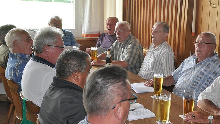 Und sie singen immer noch: An jedem ersten Mittwoch eines Monats treffen sich die wackeren Alt-Germanen des TSV Kirchehrenbach im Sportheim zum Musizieren und um vergangene Fußballerzeiten wieder aufleben zu lassen.  Fotos: Leo Hühnleinc