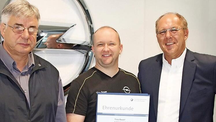 Jürgen (links) und Heinz Dietz (rechts) überreichten die Urkunde der Handwerkskammer an Tino Bauer. Foto: Ralf Kestel