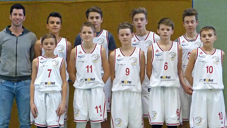 Viel Erfahrung sammelte das Basketballteam der Dr.-Auguste-Kirchner-Realschule Ha&szlig;furt mit ihrem Betreuer Roman Gl&ouml;ckner. Foto: privat