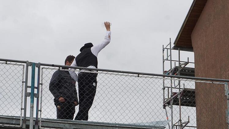 "Und nun, du Glas, fahr hin zum Grunde, geweiht sei dieser Bau zur Stunde." Jürgen Baumeister  oblag es den Richtspruch zum Richtfest zu sprechen. Foto: Marion Eckert