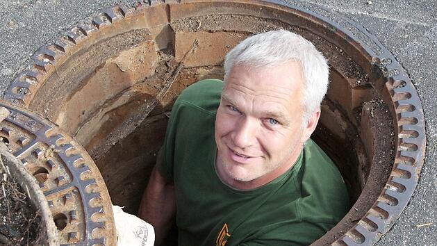 Ingo Kampe hat den Kanal inspiziert. "Kein Sanierungsaufwand", bilanziert er.  Foto: Josef Hofbauer/Archiv