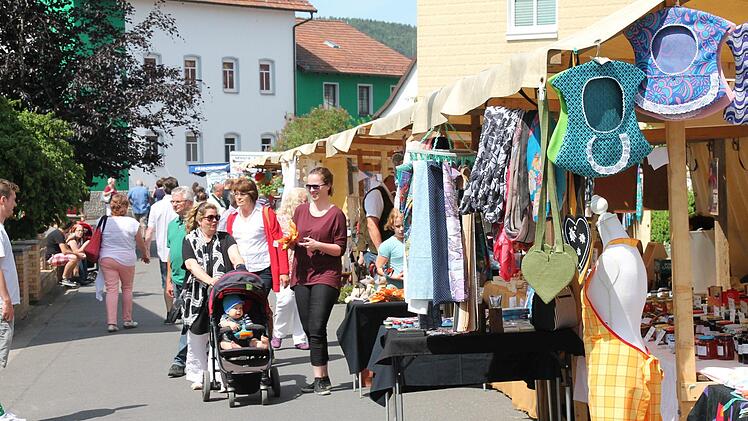 Frühjahrsmarkt und Fischerfest lockten viele Besucher nach Mitwitz. Foto: Herbert Fischer