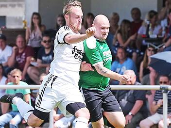 Der Gehülzer Spielertrainer Patrick Weber (weiß) gewinnt das Laufduell gegen den Heubacher Daniel Ebert  Foto: Heinrich Weiß