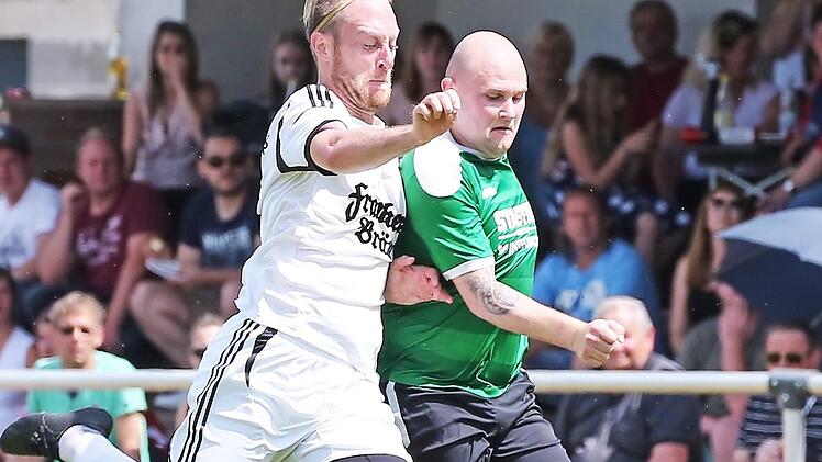Der Gehülzer Spielertrainer Patrick Weber (weiß) gewinnt das Laufduell gegen den Heubacher Daniel Ebert  Foto: Heinrich Weiß