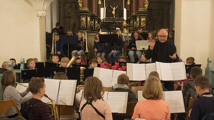 Höhepunkt des Konzertes war das große Finale. Bei "Ihr Kinderlein kommet" musizierten alle Nachwuchsbläser gemeinsam Foto: Martin Koslowsky