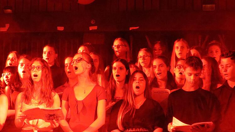Sangen sich in die Herzen der Zuhörer: Der Schulchor der Klassen 7 - 12 Foto: Doris Bauer