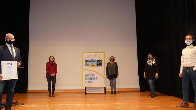 Im kleinen Rahmen wurde Haßfurt als Fairtrade-Stadt vorgestellt. Im Bild von links: Bürgermeister Günther Werner, Heike Heumann (Grundschule Haßfurt), Heidrun Kirste-Schiffler und Heike Paul-Scheuring (beide Weltladen) sowie Christian Plott (Stadt Haßfurt). Christian Licha