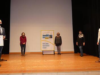 Im kleinen Rahmen wurde Haßfurt als Fairtrade-Stadt vorgestellt. Im Bild von links: Bürgermeister Günther Werner, Heike Heumann (Grundschule Haßfurt), Heidrun Kirste-Schiffler und Heike Paul-Scheuring (beide Weltladen) sowie Christian Plott (Stadt Haßfurt). Christian Licha