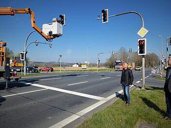 Nach der Umrüstung auf eine eigene Grünphase für Linksabbieger konnte die Ampel an der Wirsberger Kreuzung am Mittwoch freigeschaltet werden. Die Bürgermeister (im Bild, von rechts) Jochen Trier und Alexander Wunderlich freuen sich über die Entschärfung des Unfallschwerpunkt.