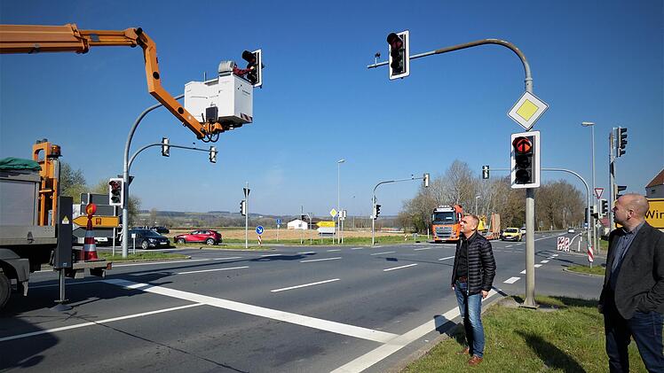 Nach der Umrüstung auf eine eigene Grünphase für Linksabbieger konnte die Ampel an der Wirsberger Kreuzung am Mittwoch freigeschaltet werden. Die Bürgermeister (im Bild, von rechts) Jochen Trier und Alexander Wunderlich freuen sich über die Entschärfung des Unfallschwerpunkt.