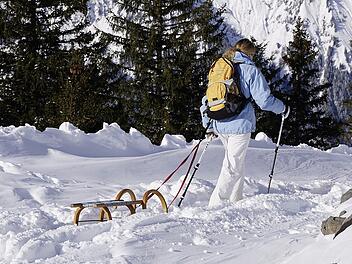 Ein besonderes Vergnügen: Beim Winterwandern den Schlitten mitnehmen und später abwärts sausen.