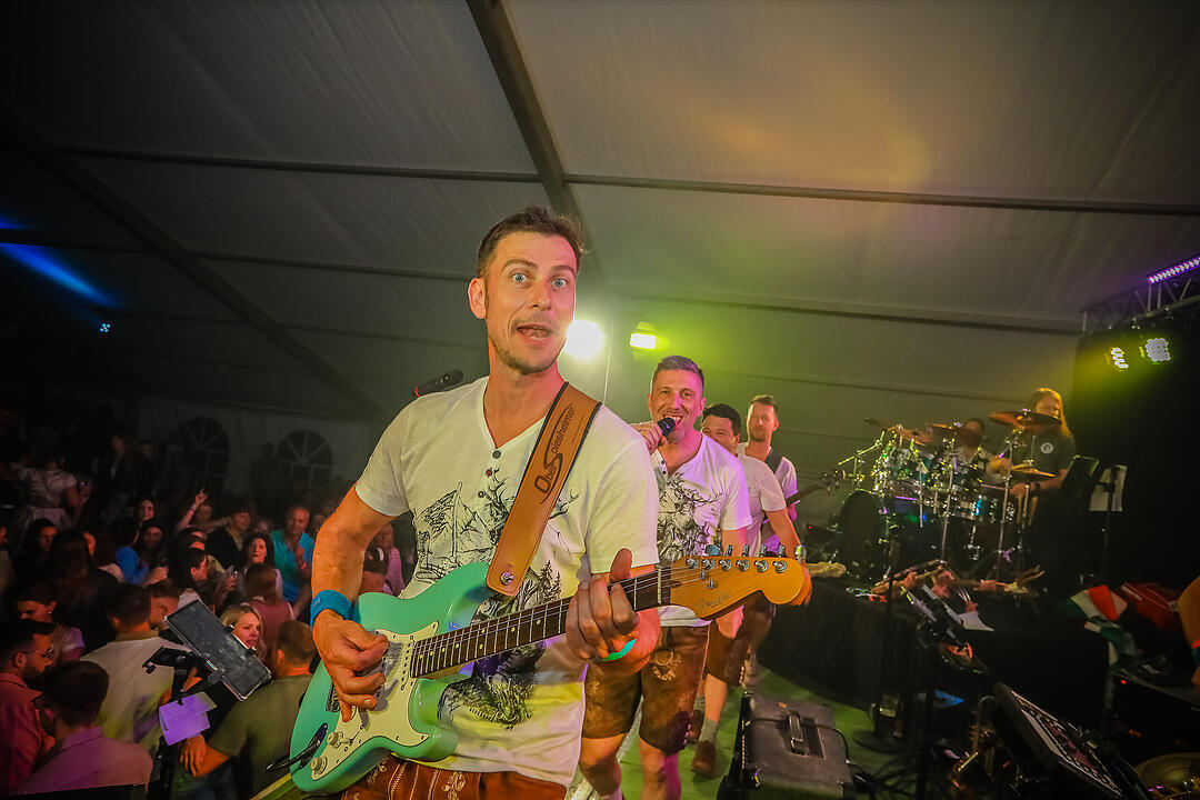 Samstagsparty im Festzelt!