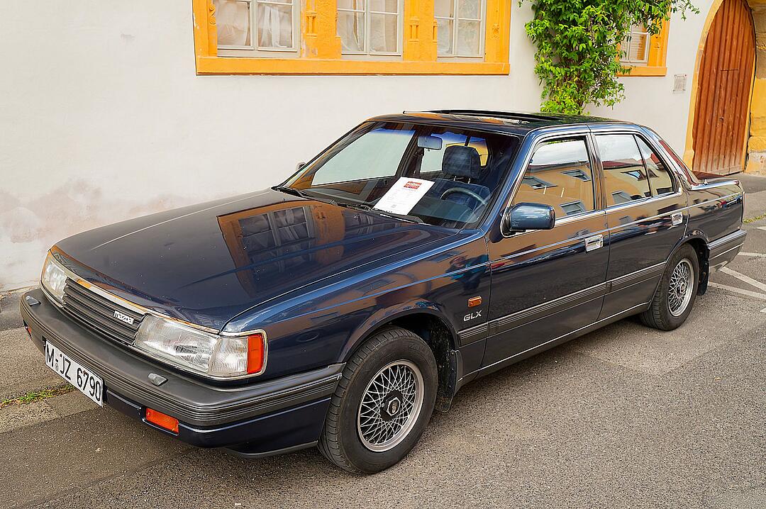 Historische Automobile und Motorräder