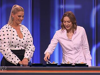 Nathalie Leblond (rechts, mit Moderatorin Angelina Kirsch) ist Küchenchefin im "Les Deux" in München. Kein Wunder, dass sie die französische Küche liebt. Doch ihre Erwartungen an die Talente haben es in sich.