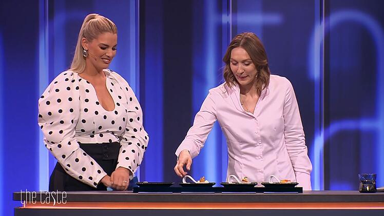 Nathalie Leblond (rechts, mit Moderatorin Angelina Kirsch) ist Küchenchefin im "Les Deux" in München. Kein Wunder, dass sie die französische Küche liebt. Doch ihre Erwartungen an die Talente haben es in sich.