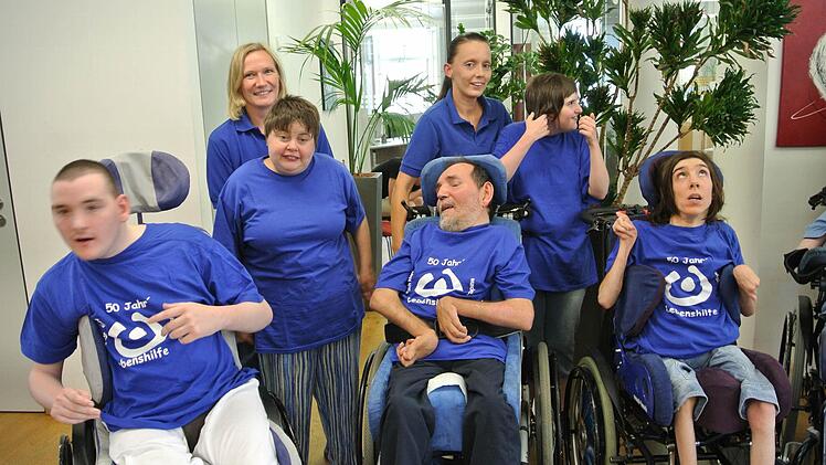 Diese Mitglieder der Fördergruppe mit ihren Betreuerinnen Anni Düsel und Nicole Schnitzer (hinten von links) waren ganz schön aufgeregt beim Pressetermin im Haßfurter Bürgerbüro. Der Ausflug war etwas ganz Besonderes - und schön! Im Bürgerbüro freute man sich auch über die Besucher. Foto: Brigitte Krause