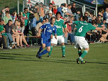 Auf der Lauer: Per Doppelpack brachte Stefan Wich (im Hintergrund) den SV Riedenberg entscheidend in Führung. Foto: Sebastian Schmitt