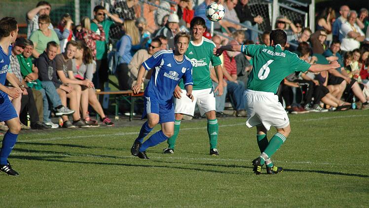 Auf der Lauer: Per Doppelpack brachte Stefan Wich (im Hintergrund) den SV Riedenberg entscheidend in Führung. Foto: Sebastian Schmitt