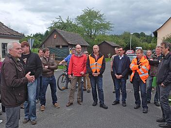 Bürgermeister Jürgen Karle (links), Matthias Wacker und Gerd Häpp vom Staatlichen Bauamt Schweinfurt (Mitte mit Warnweste) sowie Michael Kuhn vom Amt für Ländliche Entwicklung aus Würzburg (Mitte im Anzug) und Landschaftsplaner Valtin Dietz (rechts) waren mit Schwärzelbacher zur Ortsbegehung unterwegs. Es ging um die Sanierung der Ortsdurchfahrt. Foto: Gerd Schaar