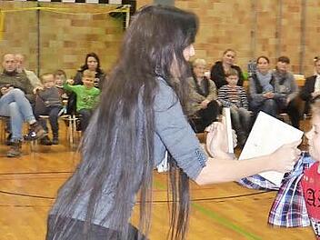 Ein kurzer Schlag mit der Hand und das Brett ist in zwei Teile durchgeschlagen. Der achtjährige Daniel ist mächtig stolz, das geschafft zu haben. Foto: K.- H. Hofmann