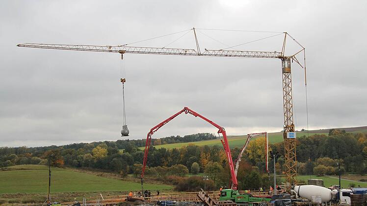 Auf der Baustelle der Untersteinacher Ortsumgehung war gestern die Hölle los. Foto: Sonny Adam