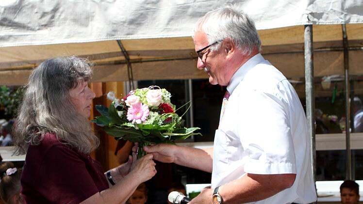 Rosel Laubender wurde nach 46 Dienstjahren von den Kindern und Erzieherinnen mir roten Rosen und Liedern in den Ruhestand verabschiedet. Foto: Günther Geiling