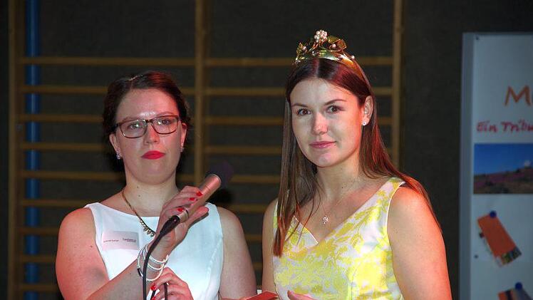 Die unterfränkische Weinkönigin Carolin Meyer (rechts) aus Castellbei der Verlosung. Foto: Klaus Werner