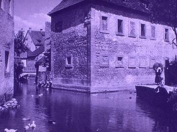 Idylle pur: Das Deutschordensschloss links und das frühere Gesindehaus waren von Wasser umgeben. Stadtarchiv Münnerstadt
