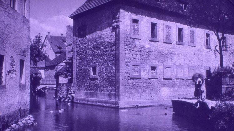 Idylle pur: Das Deutschordensschloss links und das frühere Gesindehaus waren von Wasser umgeben. Stadtarchiv Münnerstadt