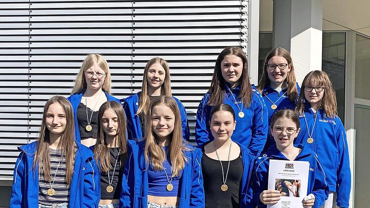&Uuml;ber eine Goldmedaille freuen sich (hinten von links): Mara Wolfschmitt, Isabell H&uuml;mmer, Antonia Walter, Anna-Lena Weidner, Leona Z&uuml;rl und vorne von links: Lisa Kandler, Laura Kandler, Ina Wolfschmitt, Sofia Barth und Sarina Ebert.
