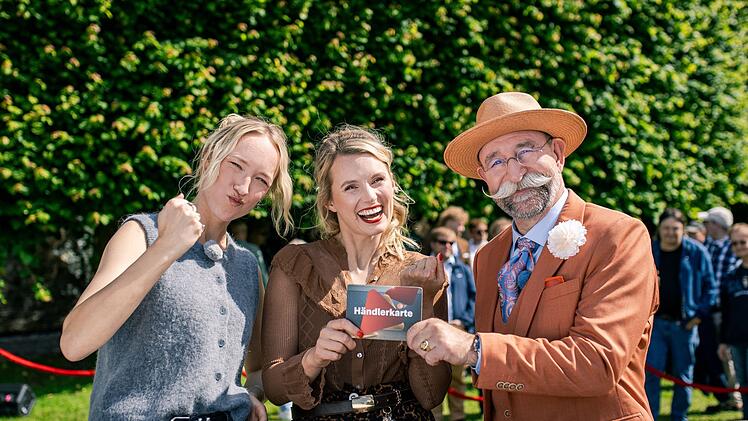 Die Journalistinnen Leonie Bartsch (links) und Linn Sch&uuml;tze freuen sich &uuml;ber die H&auml;ndlerkarte von Horst Lichter.