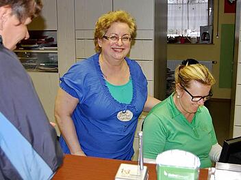 Allgemeinmedizinerin Katalin Pánczél (Mitte) und Arzthelferin Silvia Holzheimer mit einer Patientin. Foto: Sigismund von Dobschütz